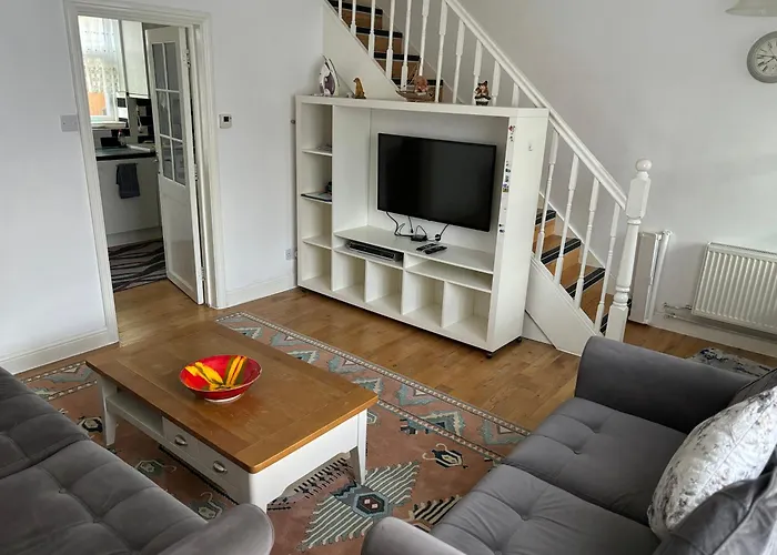 Spacious 2 Bedroom House With Garden