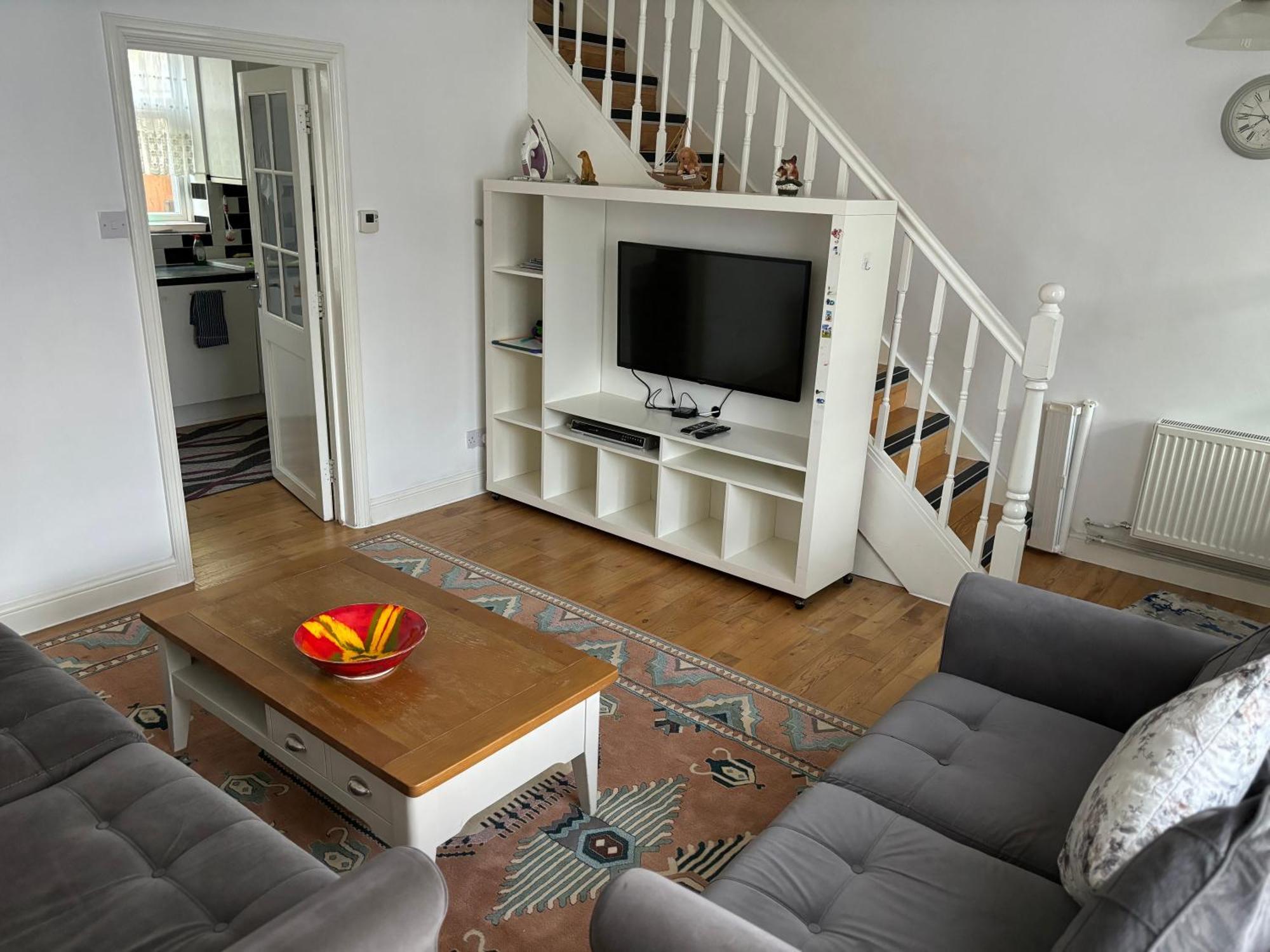 Spacious 2 Bedroom House With Garden Londra
