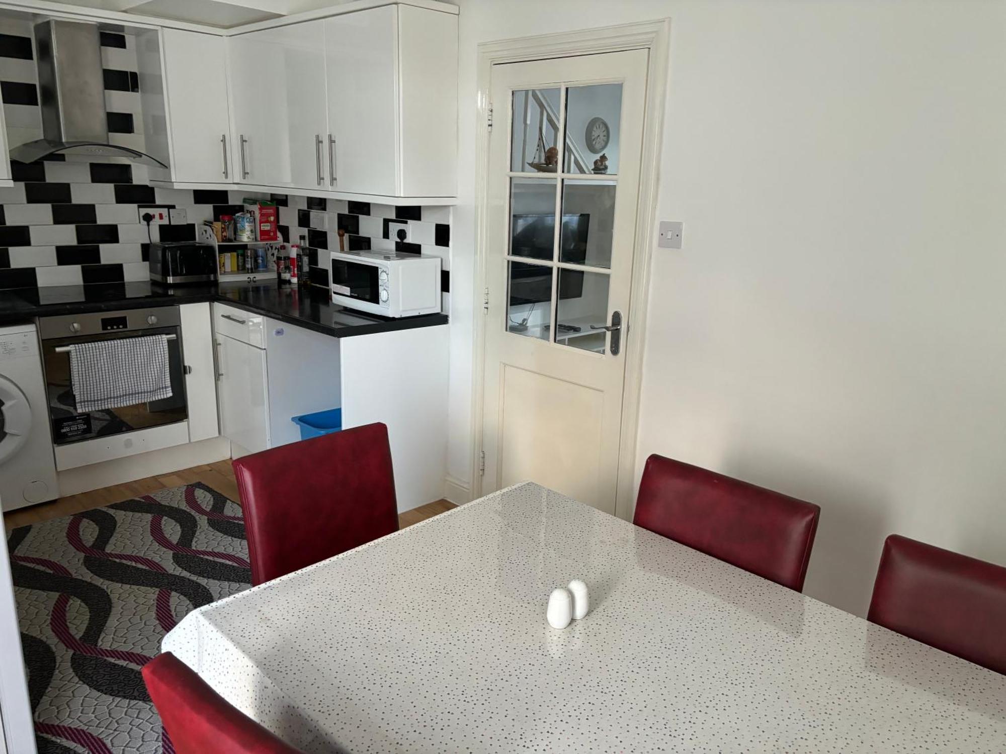 Appartamento Spacious 2 Bedroom House With Garden Londra
