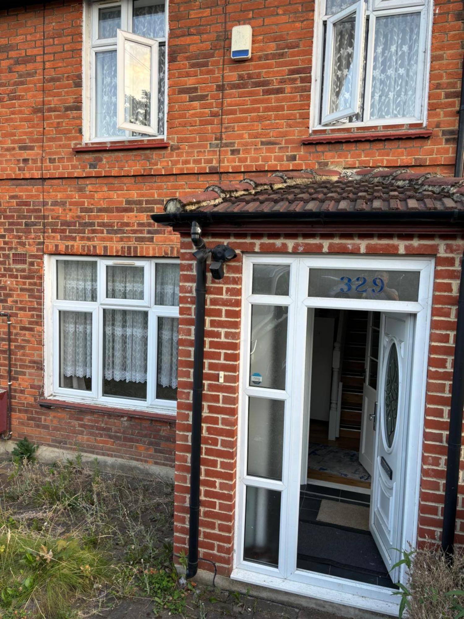 Spacious 2 Bedroom House With Garden *